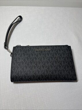 Michael Kors MK Jet Set Signature Zip Wallet Wristlet Detachable Strap
Like New
